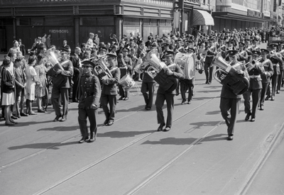 831686 Afbeelding van een legerband tijdens de Church Parade op de hoek Lange Viestraat, St. Jacobsstraat en Vredenburg ...